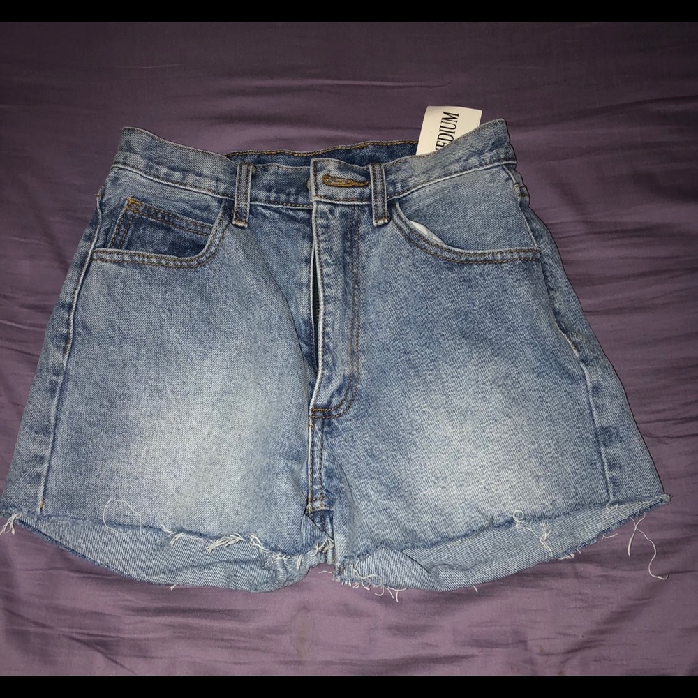 BRANDY MELVILLE JEAN SHORTS (NEW)